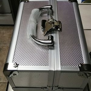 Med size make up case w/key
